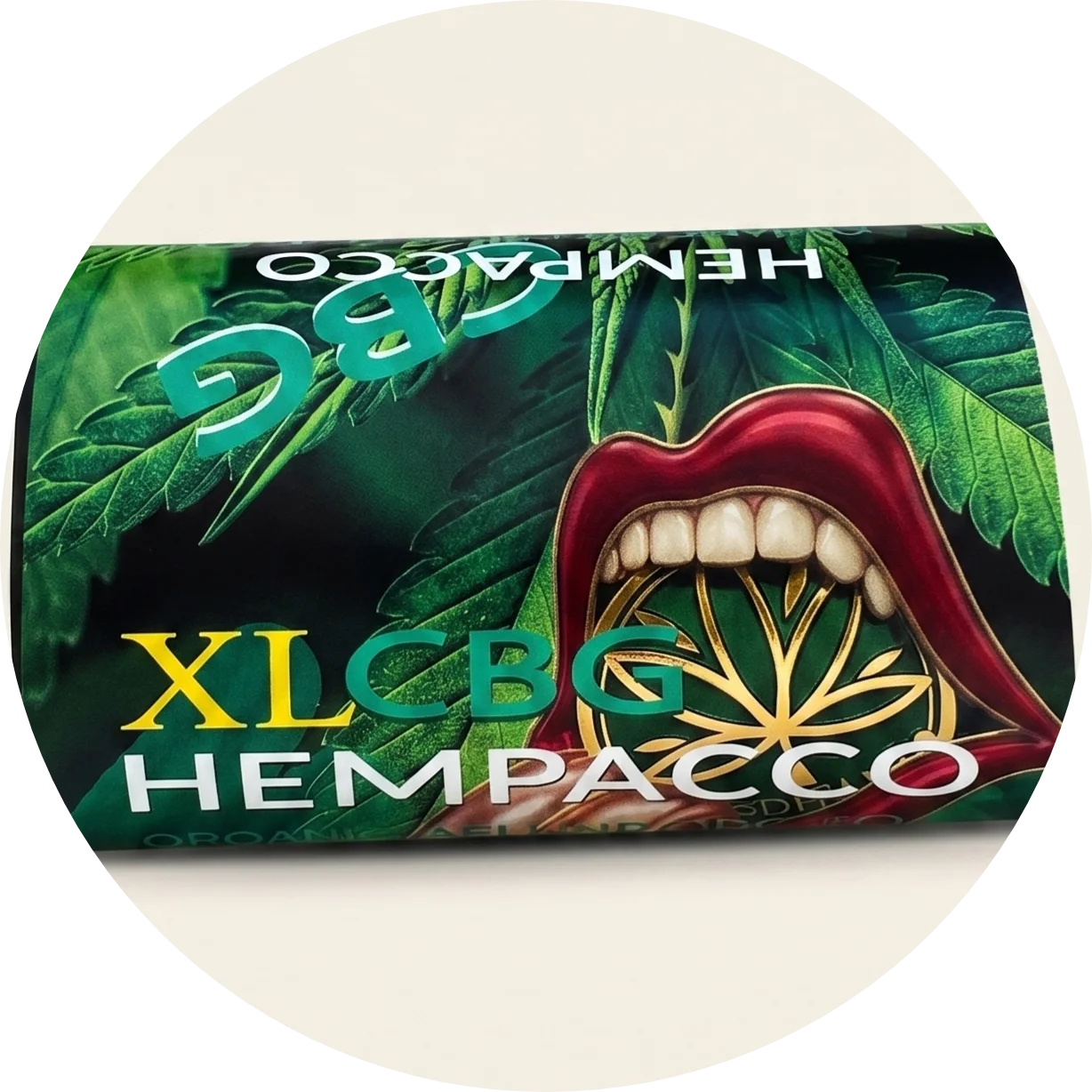 HEMPACCO XXL CBG 7% smulkintų kanapių lapų tekstūros artimas planas 25g pakuotėje